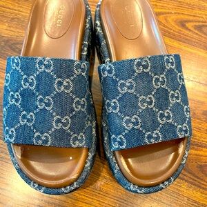GUCCI WOMENS GG CANVAS PLATFORM SLIDES